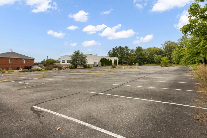 More Photos Of 350 University Blvd, Harrisonburg Freestanding For Sale