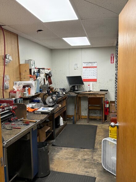 More Photos Of 97-125 Ashmore Dr, Leola Warehouse For Lease