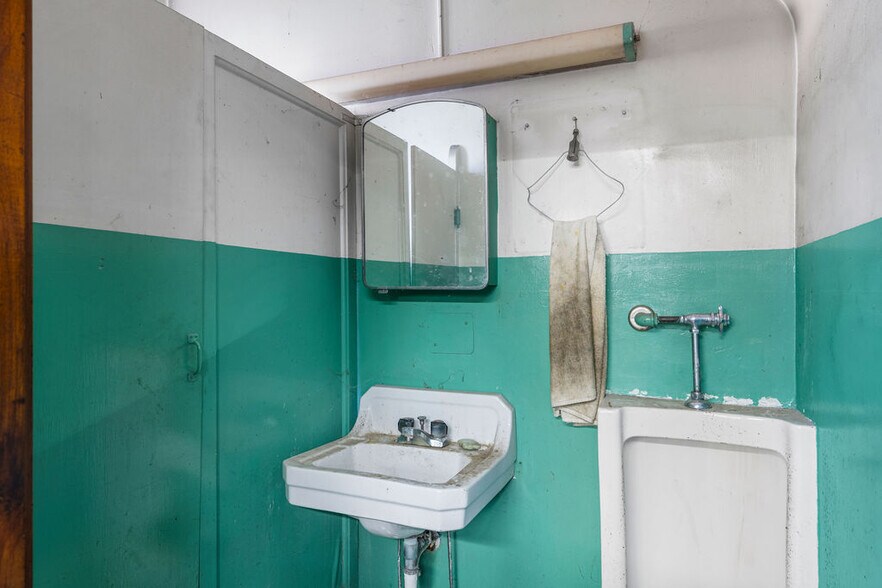 More Photos Of 1041 Niagara Ave, Niagara Falls Contractor Storage Yard For Sale