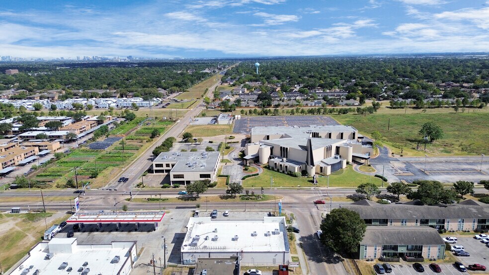 More Photos Of 10610 Fondren Rd, Houston General Retail For Lease