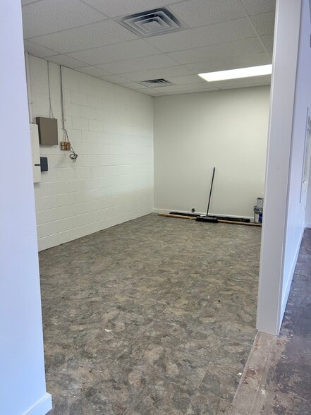 More Photos Of 928 S Park St, Carrollton Storefront Retail Office For Lease