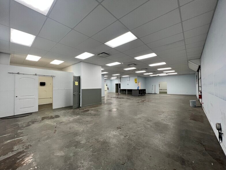 More Photos Of 2613-2617 Executive Point Dr, Monroe Showroom For Lease