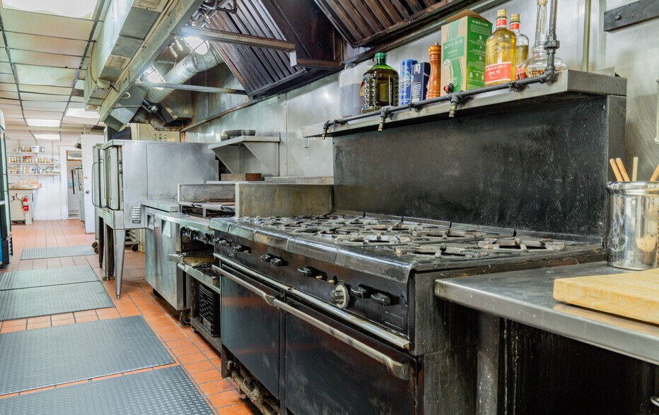 More Photos Of 157 Main St, Belgrade Hotel For Lease