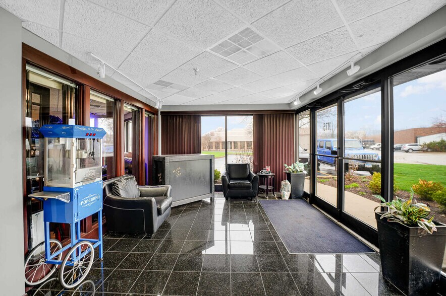 More Photos Of 1175 Jansen Farm Ct, Elgin Warehouse For Sale