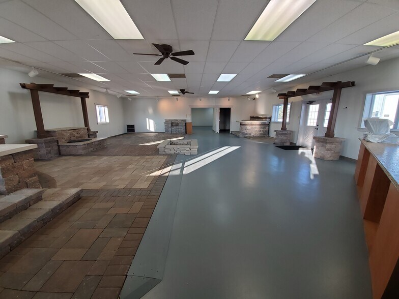 More Photos Of 1804 N Towanda Barnes Rd, Bloomington Flex For Lease