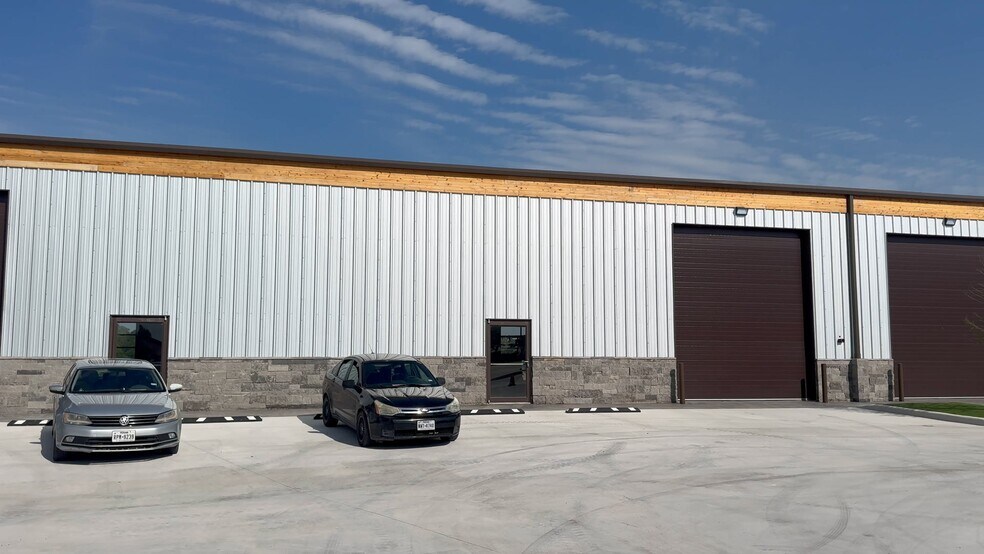 More Photos Of 1055 FM 2623, Seguin Showroom For Lease