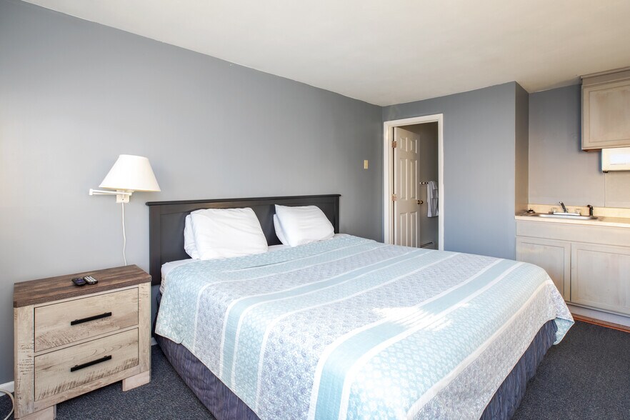 More Photos Of 198 Ashworth Ave, Hampton Hotel For Sale