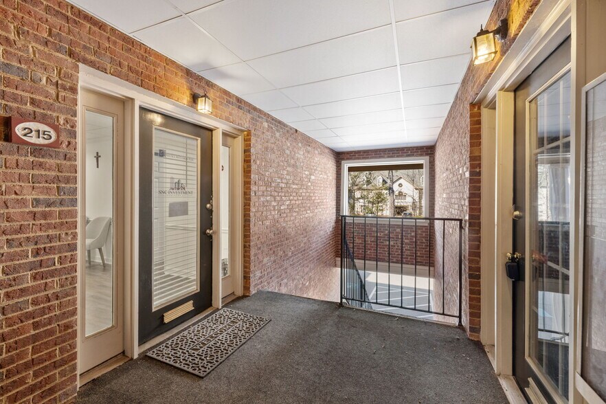 More Photos Of 425 E Crossville Rd, Roswell Office For Sale