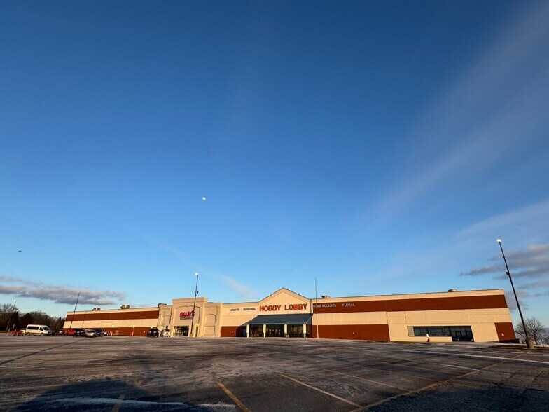 More Photos Of 555-805 Center Dr NW, Grand Rapids Unknown For Lease