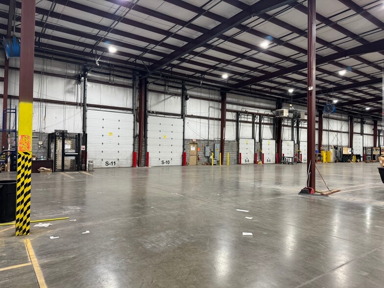 More Photos Of 5201 Park Emerson Dr, Indianapolis Distribution For Lease