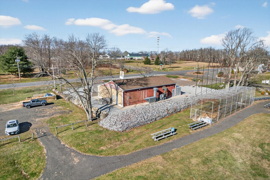 More Photos Of 742 Amity Rd, Bethany Freestanding For Sale