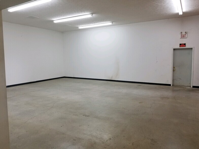 More Photos Of 1720 Titus Rd, Springfield Freestanding For Lease