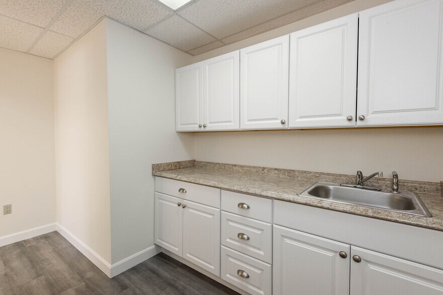 More Photos Of 39 Cross St, Peabody Medical For Lease