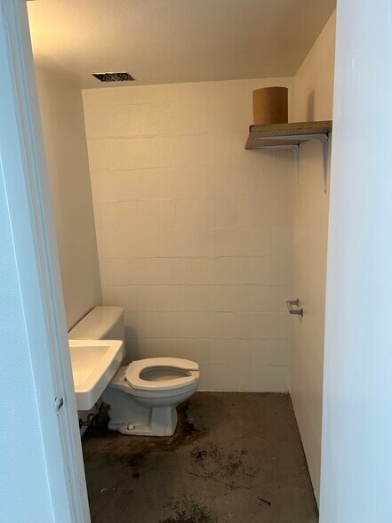 More Photos Of 3015 62nd Ave E, Bradenton Showroom For Lease