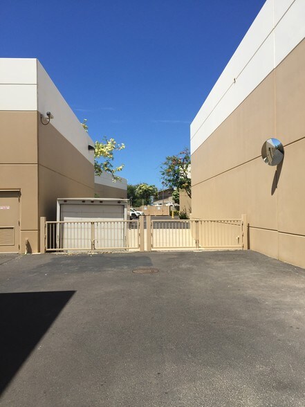 More Photos Of 2116 Lauwiliwili St, Kapolei Warehouse For Lease