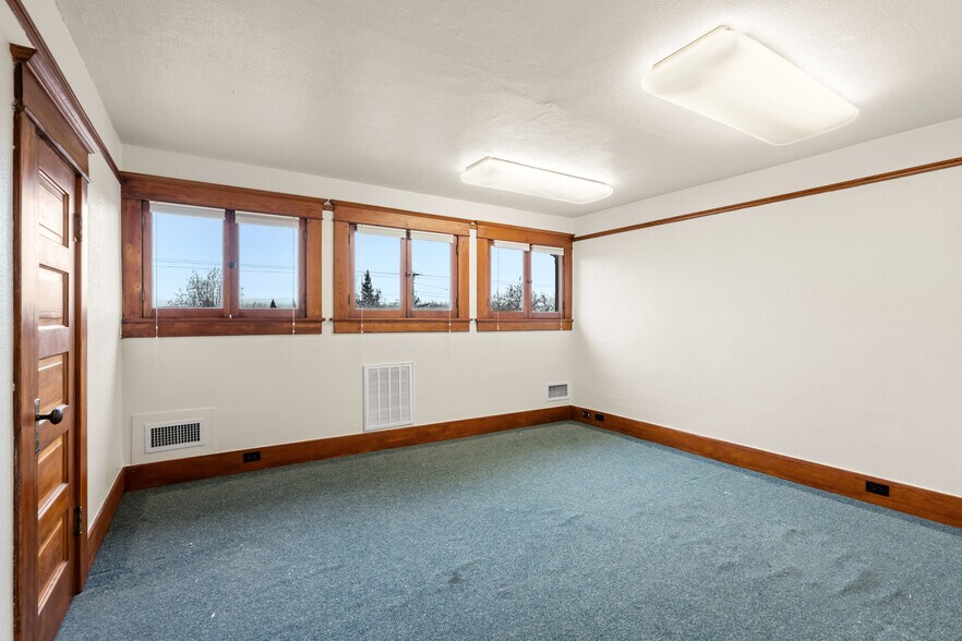 More Photos Of 858 NE A St, Grants Pass Office Residential For Sale