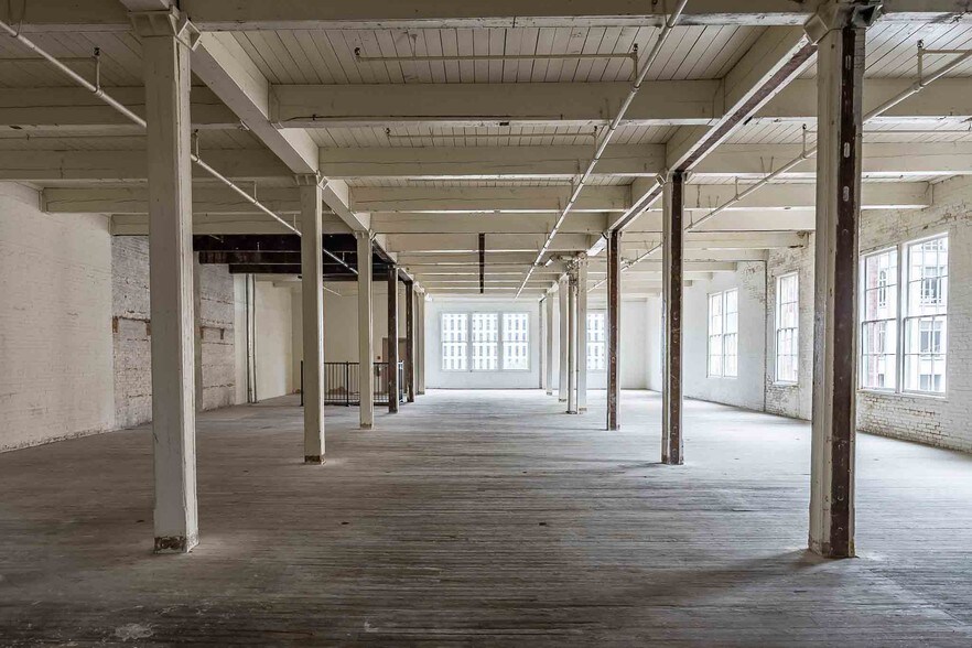 More Photos Of 601 Elm St, Dallas Office For Sale