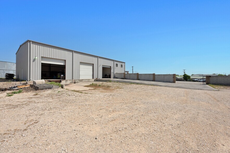 More Photos Of 165 Tecon Cv, Buda Warehouse For Lease