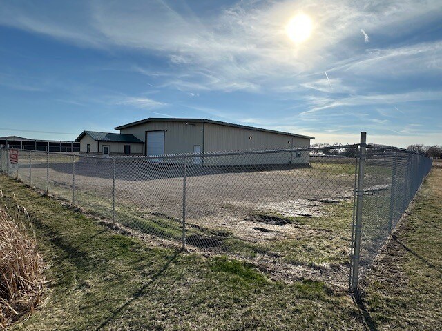 More Photos Of 1906 Industrial Park Rd, Rock Falls Industrial For Lease