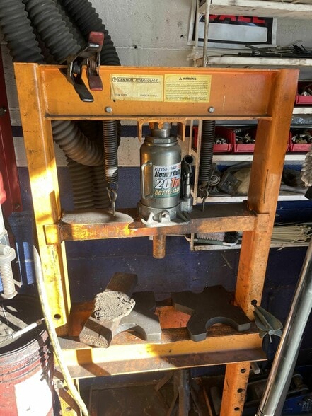 More Photos Of 635 Burnham Ave, Calumet City Auto Repair For Sale