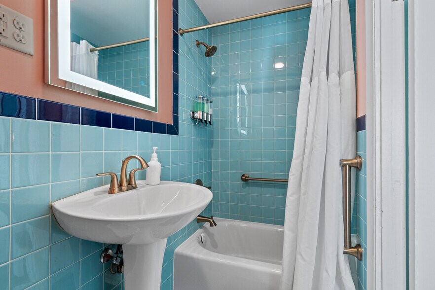 More Photos Of 741 Park Ave, Hot Springs Hotel For Sale