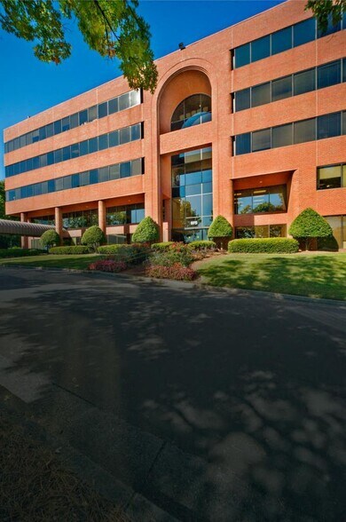 More Photos Of 975 Johnson Ferry Rd NE, Atlanta Medical For Lease