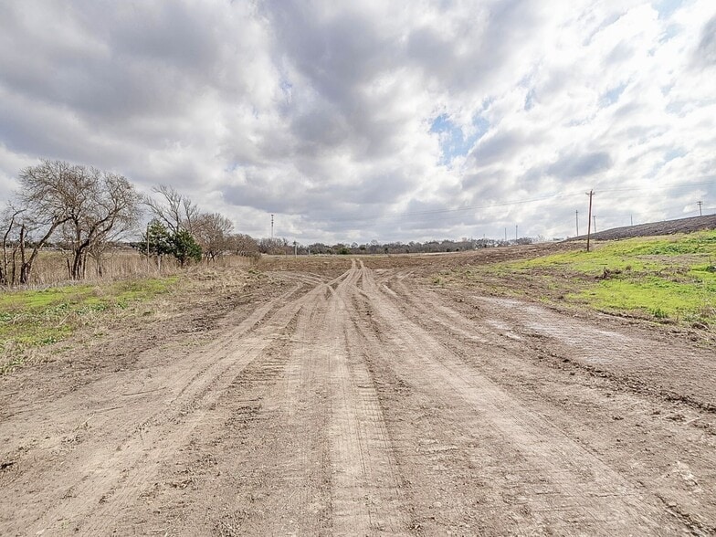More Photos Of 13.819 Acres I-35, Waxahachie Land For Sale