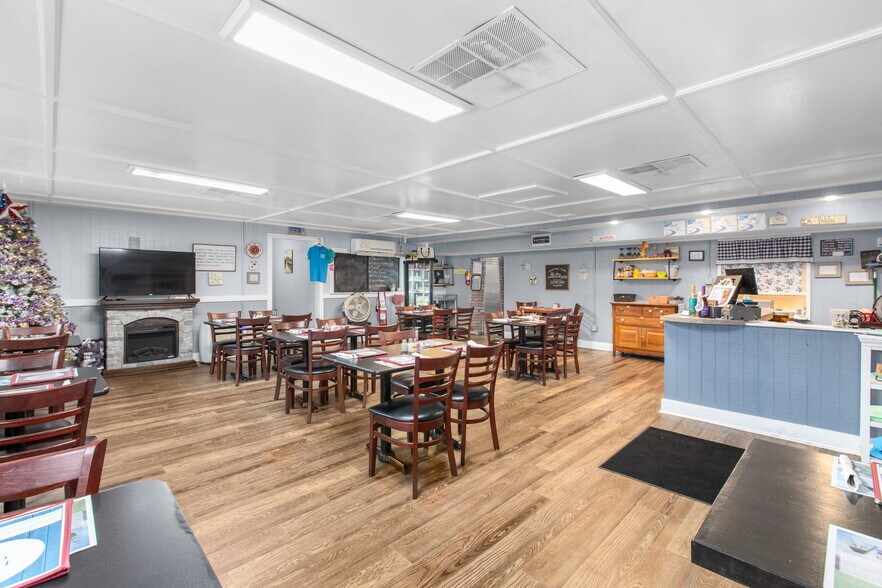 More Photos Of 1006 & 1008 S Church Lane, Tappahannock General Retail For Sale
