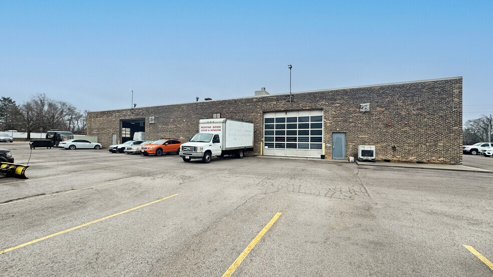 More Photos Of 601 W Roosevelt Rd, West Chicago Auto Dealership For Lease