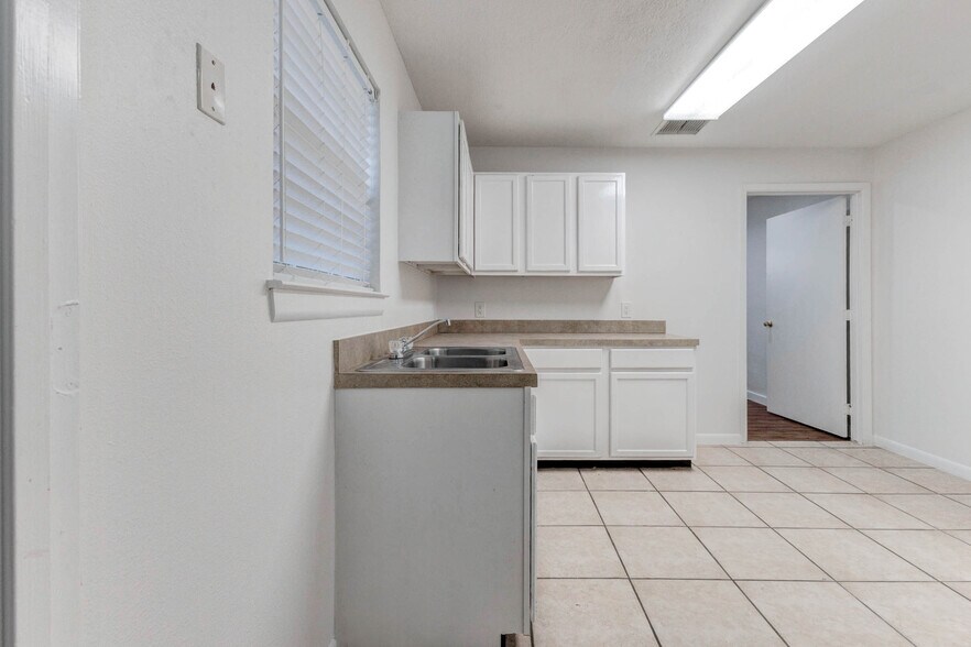 More Photos Of 1324 Avenue D, Katy Medical For Sale