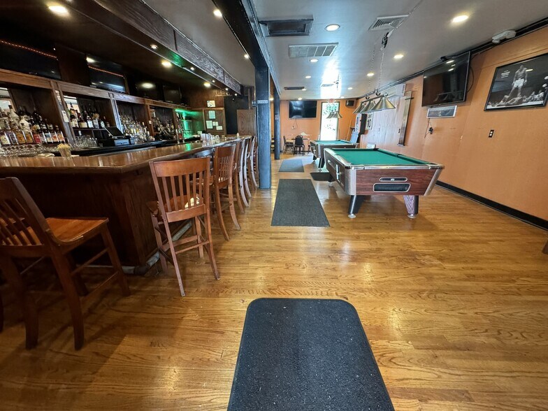 More Photos Of 73 Ferry St, Middletown Bar For Sale