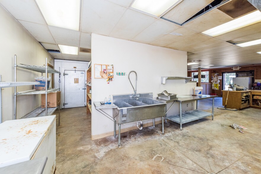 More Photos Of 7386 Mt Carmel Rd, Decaturville Convenience Store For Sale