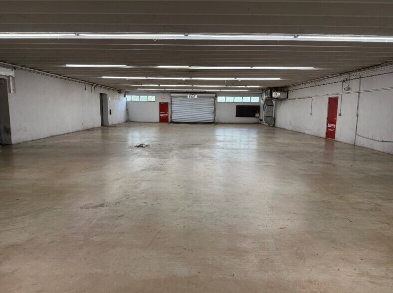 More Photos Of 111 SW 33rd St, Fort Lauderdale Warehouse For Lease