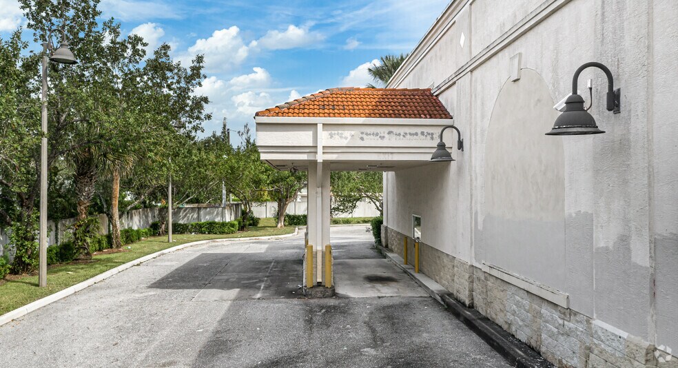 More Photos Of 6950 S Congress Ave, Lantana Freestanding For Lease