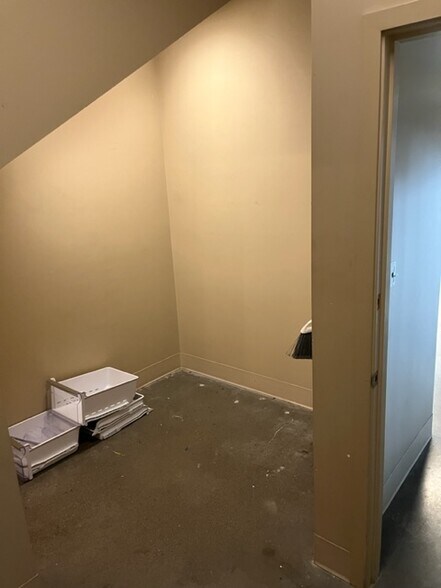 More Photos Of 1770 Airport Way S, Seattle Showroom For Lease