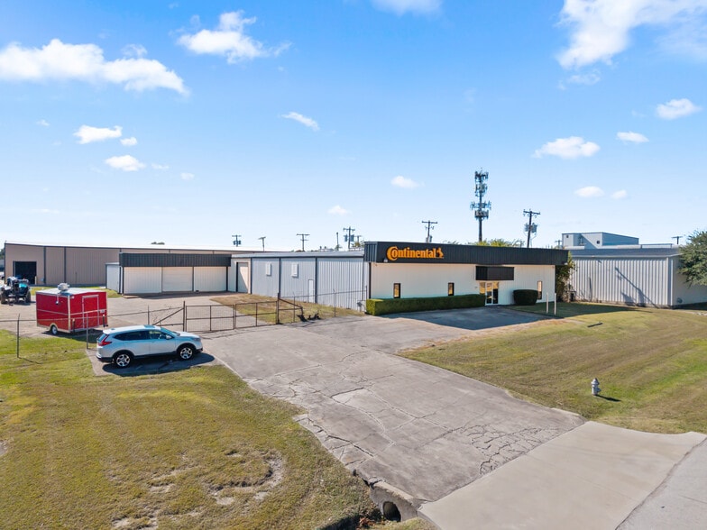 More Photos Of 1200 N Commercial Blvd, Arlington Warehouse For Sale