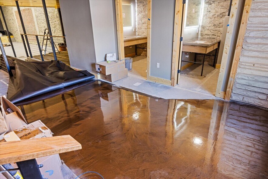 More Photos Of 114 NE Barnard St, Glen Rose Storefront For Lease