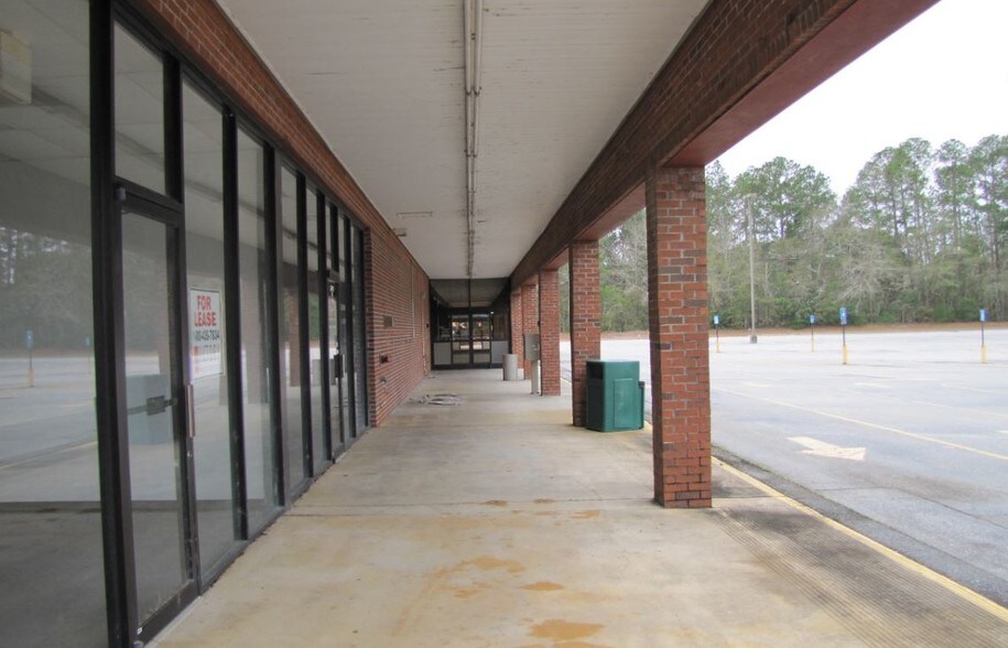 More Photos Of 502 Ashburn Rd, Sylvester General Retail For Lease