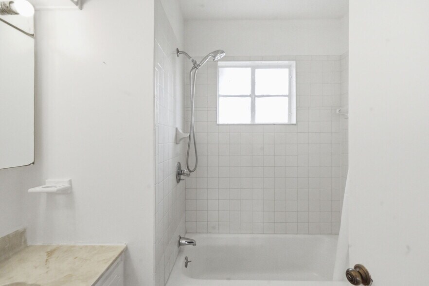 More Photos Of 1030 Camphor Ln, Deland General Retail For Sale