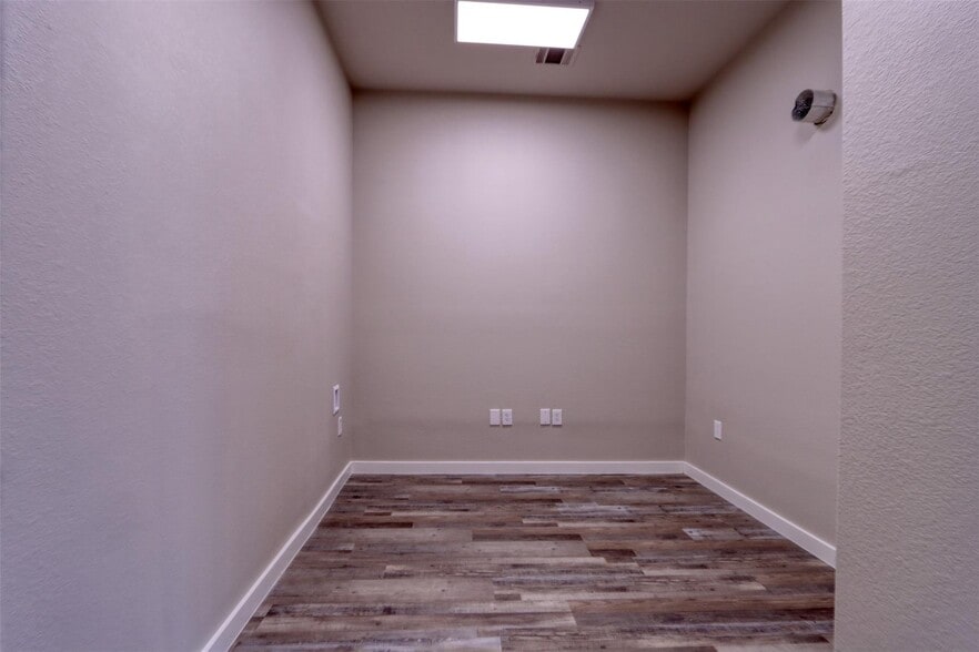 More Photos Of 201 E 5th St, Ferris Storefront Retail Office For Lease