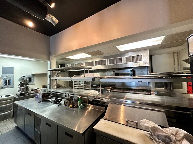 More Photos Of 917 W 44th St, Kansas City Restaurant For Sale