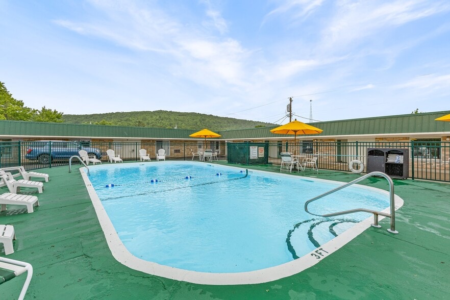 More Photos Of 310 S McCune St, Pilot Knob Hotel For Sale