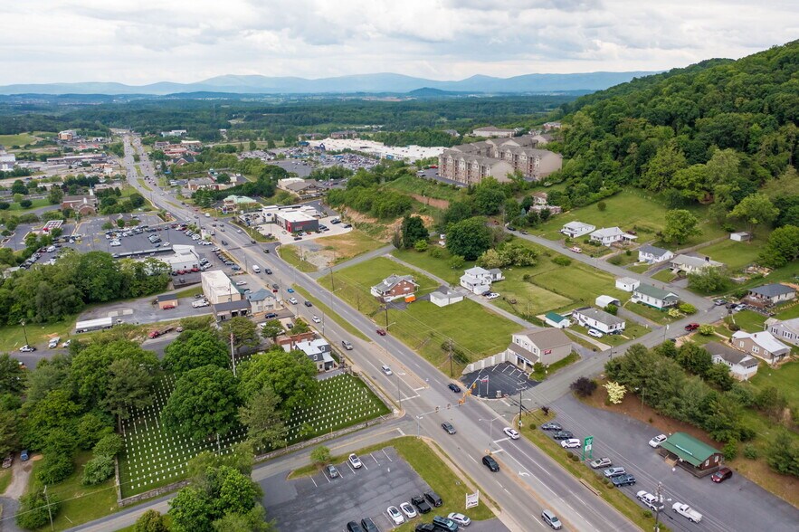 More Photos Of 902 Richmond Ave, Staunton General Retail For Sale