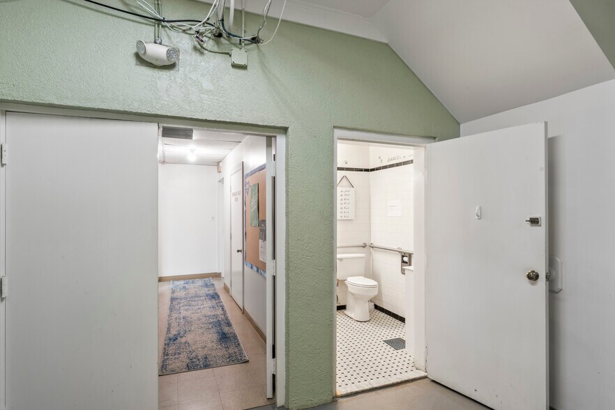 More Photos Of 604 S King St, Leesburg Office For Sale