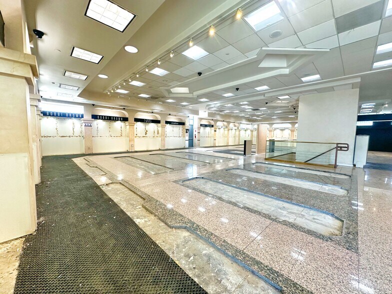 More Photos Of 12640 Riverside Dr, Valley Village Storefront Retail Office For Sale