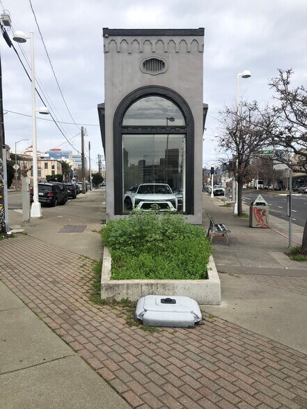 More Photos Of 2801-2825 Broadway, Oakland Auto Dealership For Lease
