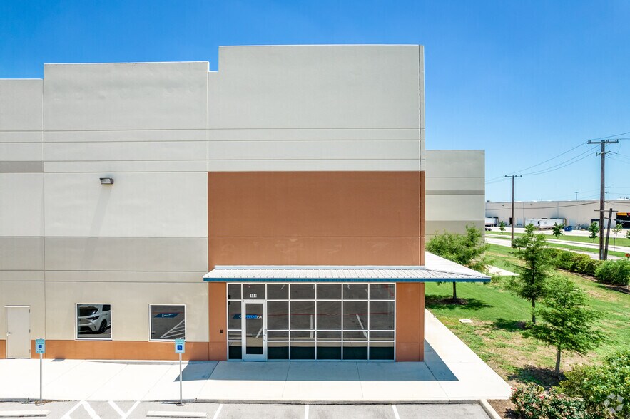 More Photos Of 1310 Cornerway Blvd, San Antonio Distribution For Lease