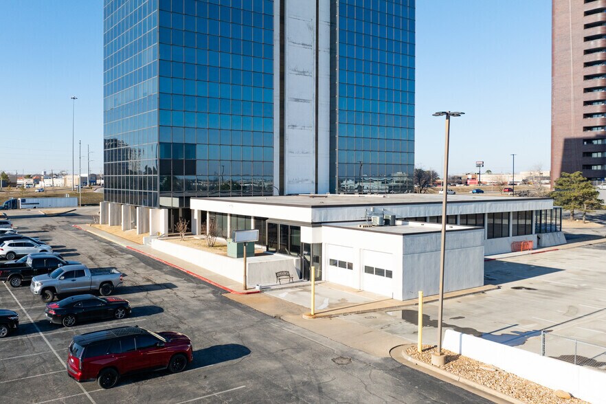 More Photos Of 5800 E Skelly Dr, Tulsa Office For Lease