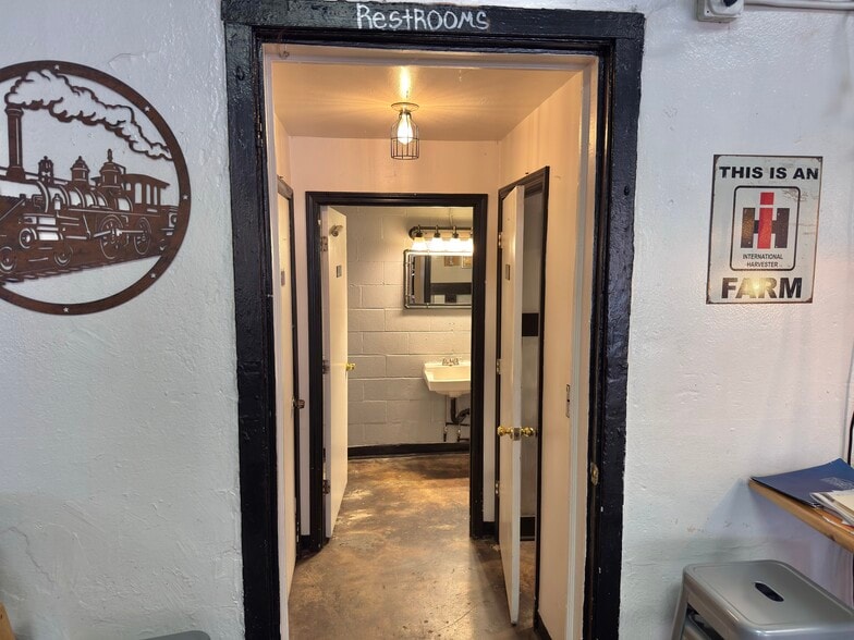 More Photos Of 893 Main St SW, Gainesville Storefront For Lease