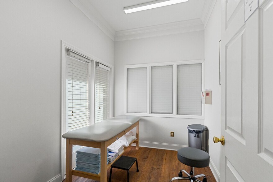 More Photos Of 302-303 Boston Sq, Georgetown Office For Sale